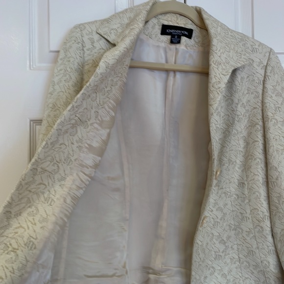 Jones New York Essentials: Classic Blazer in cream/light brocade. - Picture 2 of 6